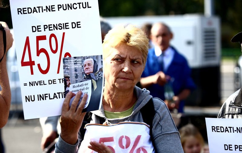 Lege în Guvern, pensionari în stradă. De anul viitor, punctul de pensie crește de la 1.100 la 1.265 de lei. Ce se mai schimbă
