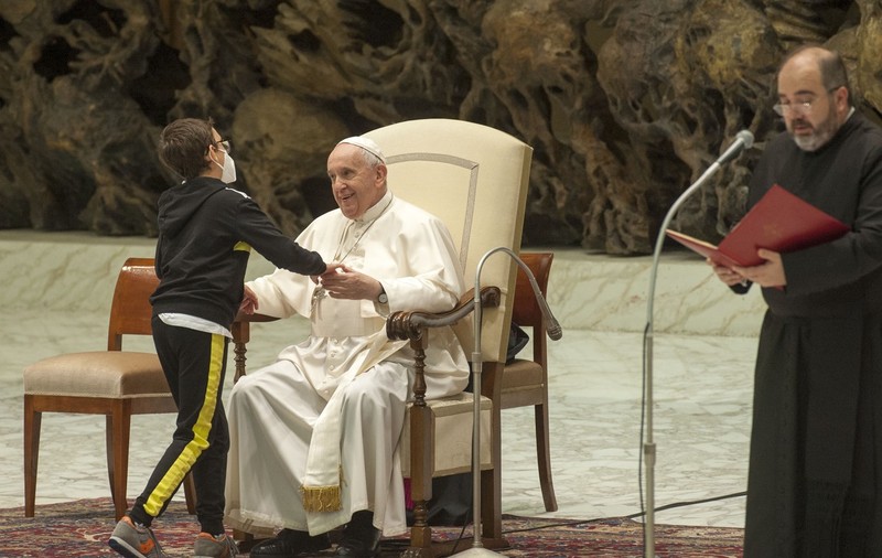 Gestul făcut de un copil în timpul audienței Papei Francisc. „Îi mulţumesc pentru lecţia pe care ne-a dat-o”