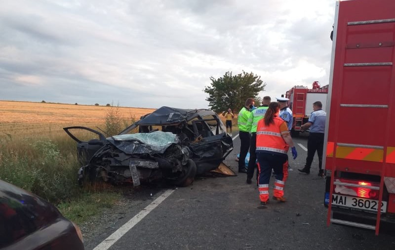 Accident grav în județul Constanța. Trei persoane au murit și alte patru sunt grav rănite după ciocnirea frontală a două mașini