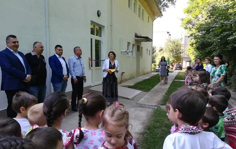 FOTOGALERIE | La Tecuci s-a tăiat panglica pentru o scară de incendiu. Primarul, întâmpinat cu pâine şi sare