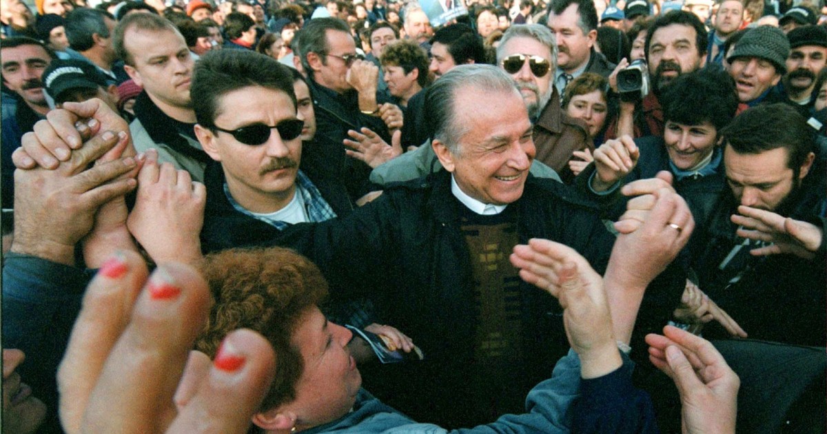 Ion Iliescu, in pulover si sacou, in mijlocul oamneilor