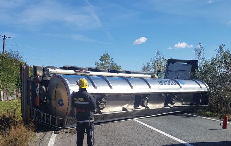 Cisternă cu motorină răsturnată în Dâmbovița. Traficul pe DN72 Târgovişte - Ploieşti este blocat