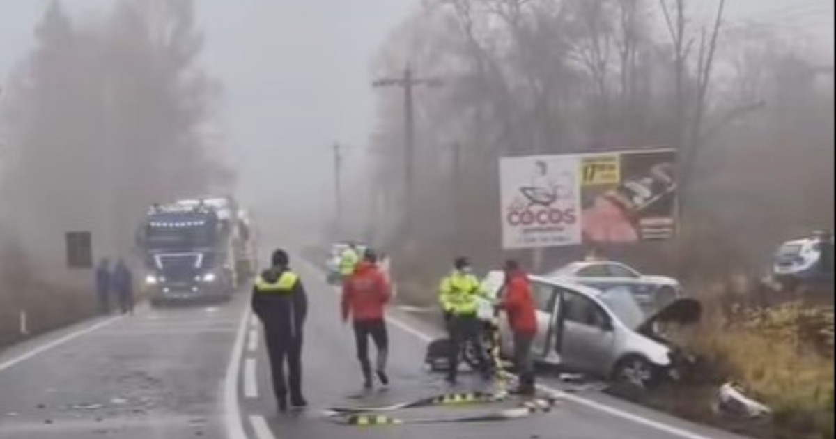 Un accident rutier produs pe un drum național din România, se vedem cum o mașină a intrat în șanț, iar în fundal este o cisternă care s-a răsturnat. La locul accidentului sunt și mașini de poliție și intervenție