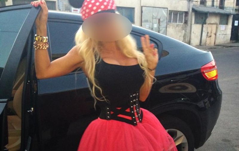 Cin' să fie, cin' să fie sub această pălărie? O vedetă de la noi a dat în mintea copiilor! Deghizată în Minnie Mouse! | FOTO