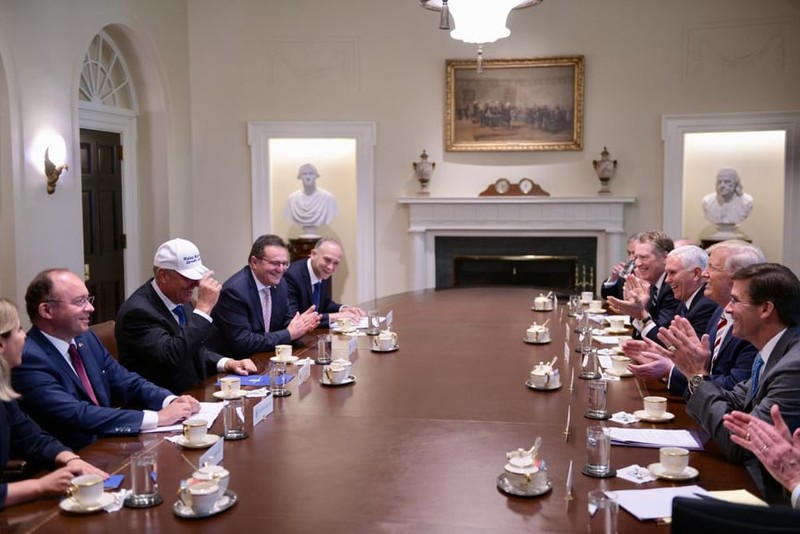 Președintele Iohannis a încercat șapca primită de la Donald Trump