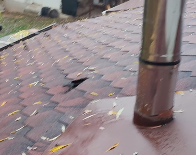 Bucăți dintr-o rachetă antigrindină au căzut peste o casă din Valea Călugărească, județul Prahova