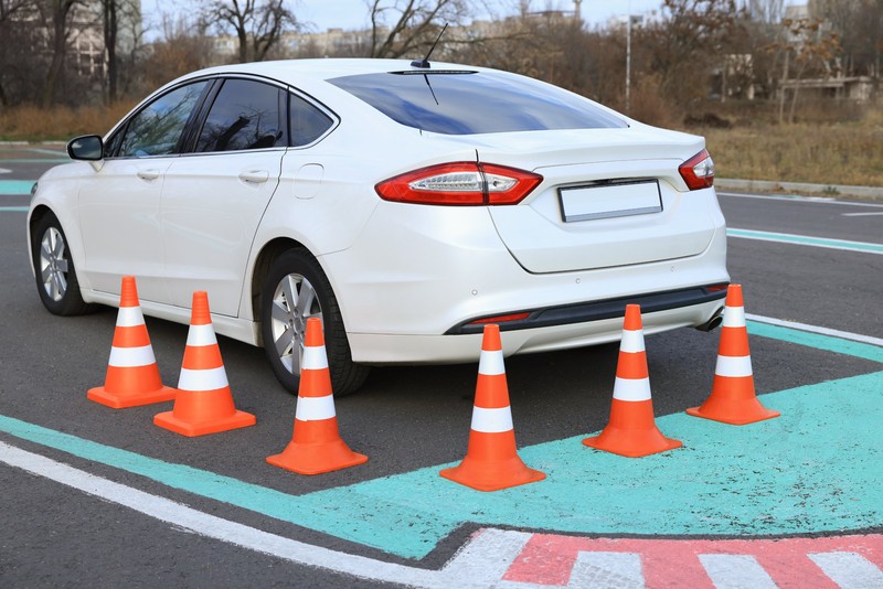 Într-un poligon auto se pot exersa diverse manevre precum plecarea de pe loc și din rampă, parcarea ori mersul cu spatele