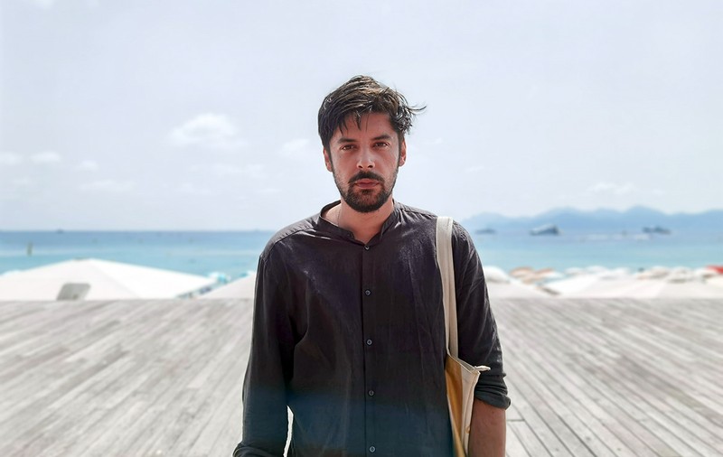 Corespondență de la Cannes: Interviu cu regizorul Andrei Epure („Interfon 15”) despre viteza cu care punem etichete oamenilor și le lăsăm acolo