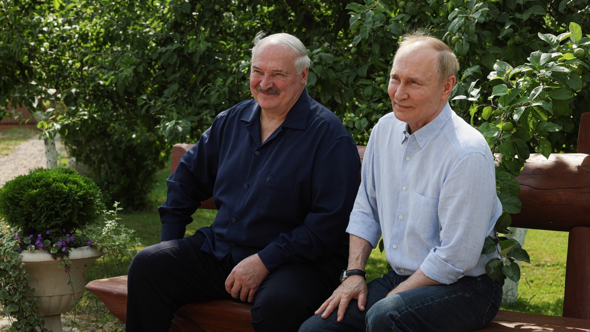 Aleksandr Lukașenko (stânga) și Vladimir Putin (dreapta) surprinși în timp ce stau pe o bancă în timpul vizitei la schitul Smolenski din Valaam, pe 1 august 2025. Liderul belarus poartă o cămașă albastru închis și pantaloni de culoare închisă, în timp ce liderul rus poartă o cămașă albastru deschis și blugi de culoare închisă