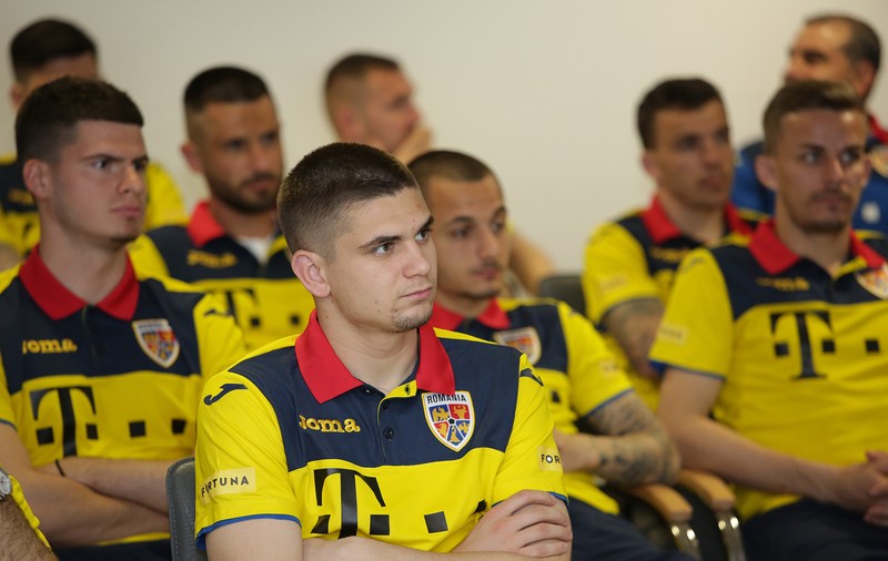 Curs de arbitraj pentru fotbaliștii naționalei. Kyros Vassaras le-a făcut instructajul