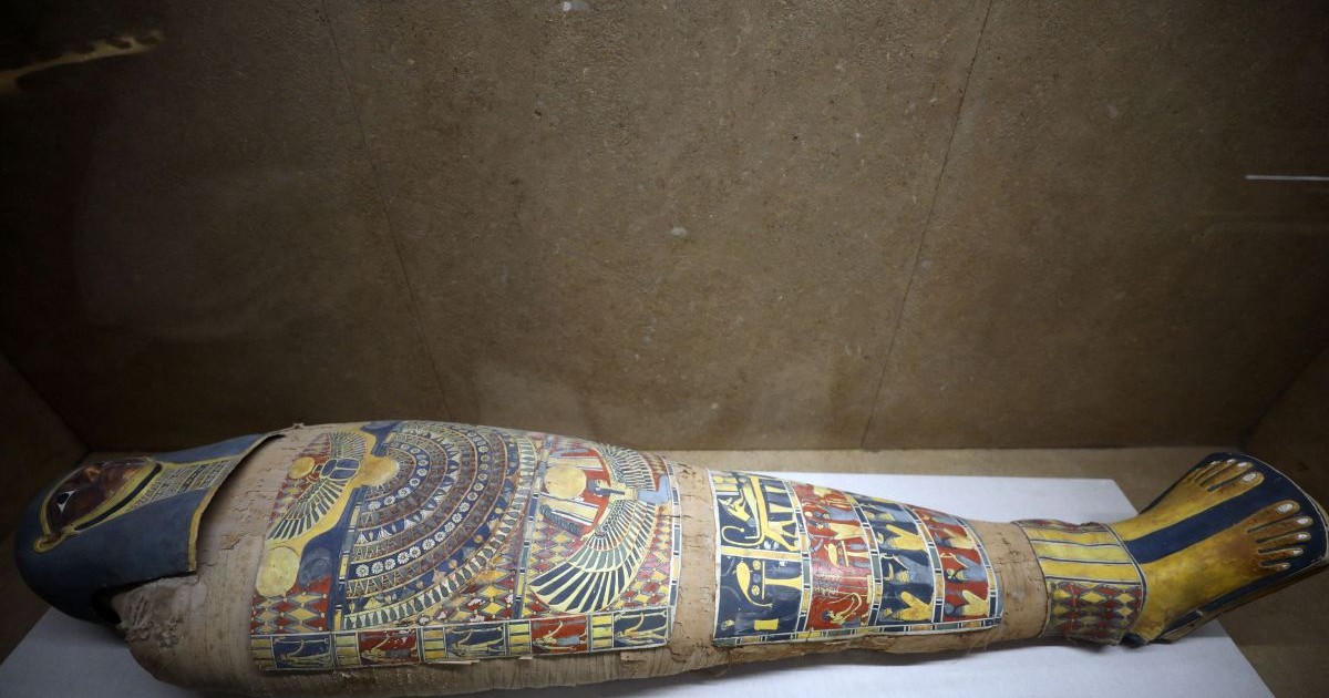 Artefacte egiptene sunt expuse la Muzeul Imhotep, după redeschiderea acestuia după lucrări de îmbunătățire în districtul Saqqara din Giza, Egipt, pe 3 decembrie 2023
