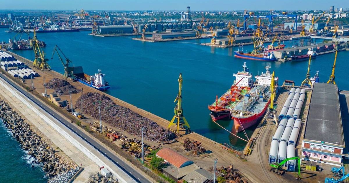 Vedere panoramică a portului industrial din Constanța, România, se vad nave pe apă, zi insorita