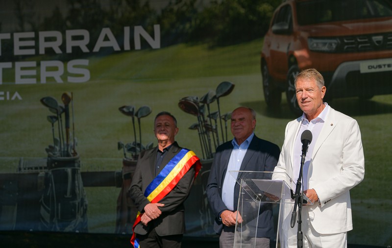 G4Media: Klaus Iohannis a jucat golf în Alba, în ziua în care se comemorau 6 ani de la Colectiv