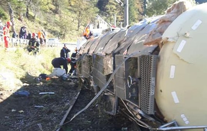 Trafic blocat între Vatra Dornei și Iacobeni după ce o cisternă cu clei s-a răsturnat pe calea ferată | FOTO