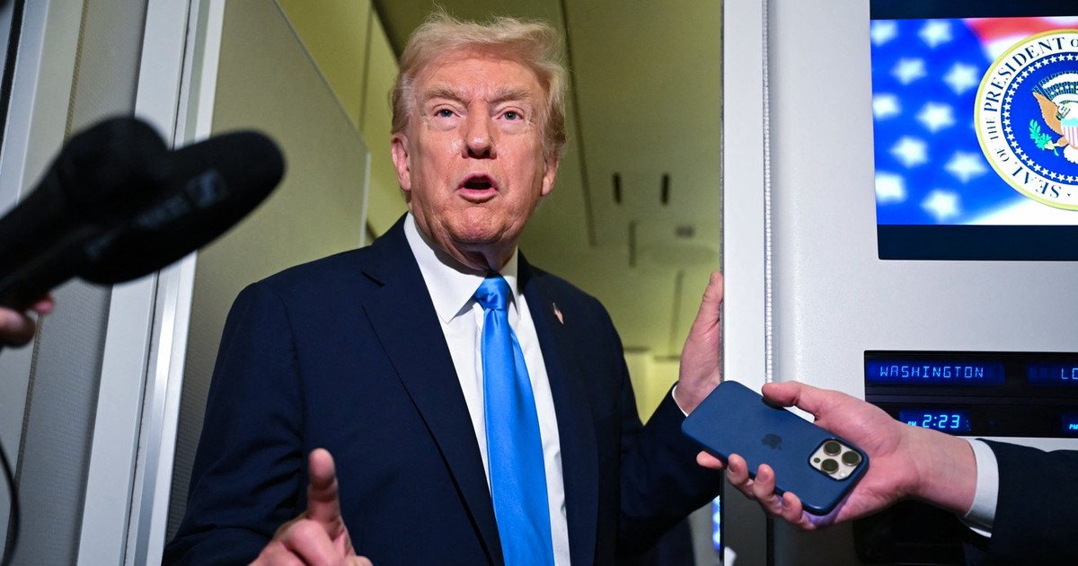Donald Trump face declarații pentru jurnaliști în timp ce călătorește spre Asia Foto: Profimedia