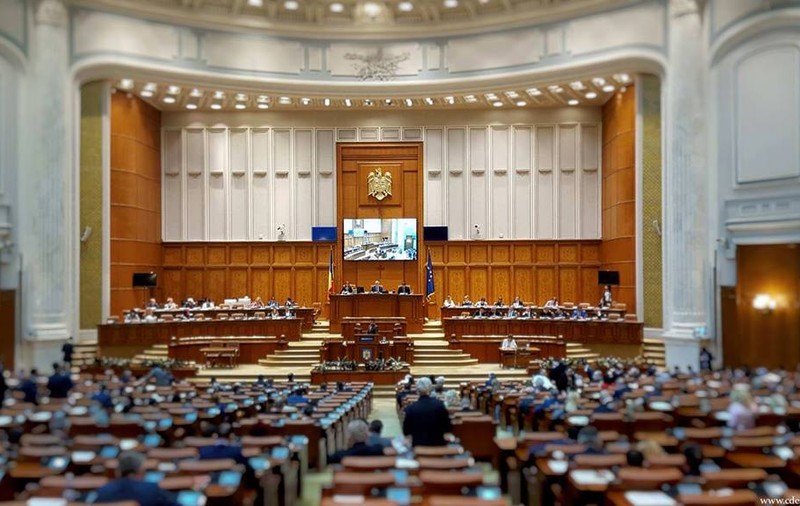 Scandal în Parlament. Fondul Suveran, "unul dintre cele mai mari jafuri din istorie". Opoziţia ameninţă cu plângeri penale