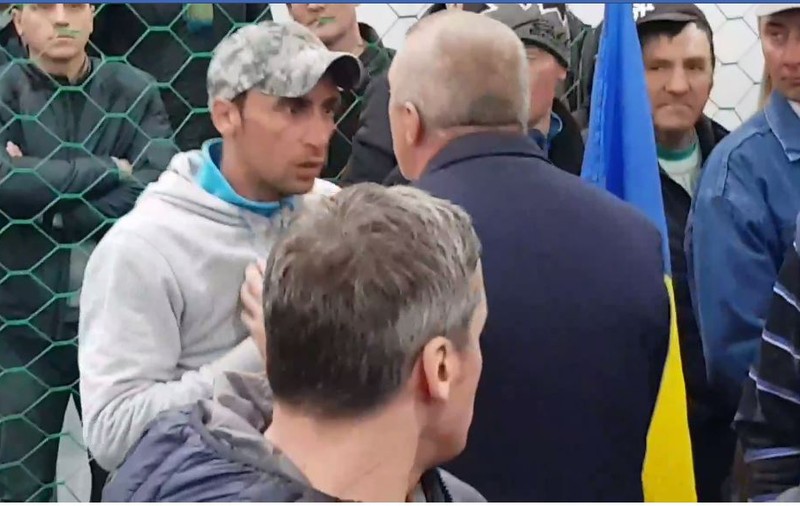 VIDEO/ Momentul în care un bărbat care l-a apostrofat pe Dragnea la mitingul de la Suceava este scos din mulțime și bruscat de primar și alți oameni