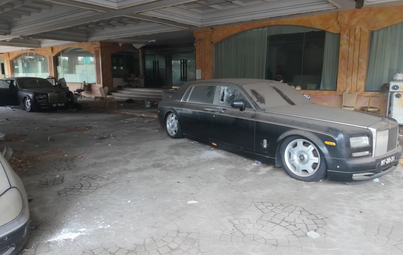 Limuzine Hummer și Rolls Royce-uri abandonate în fostul hotel de lux al unui infractor, descoperite de doi vloggeri