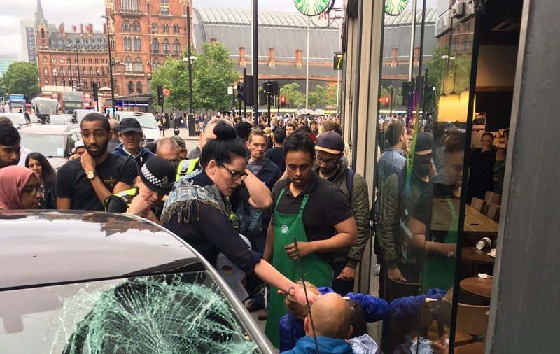 O mașină a intrat în oamenii aflați într-o cafenea de lângă stația King's Cross din Londra