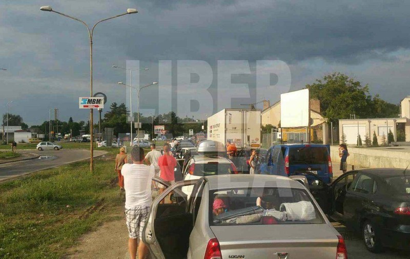 Nesimţire fără limite pe Podul Prieteniei! Nervi întinşi peste Dunăre