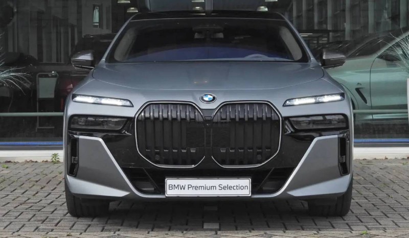 Exemplarul BMW 740d, finisat în Frozen Pure Grey și echipat cu pachet M Sport, este listat de dealerul Nobra Cars din Uden. Sursă foto: Marktplaats