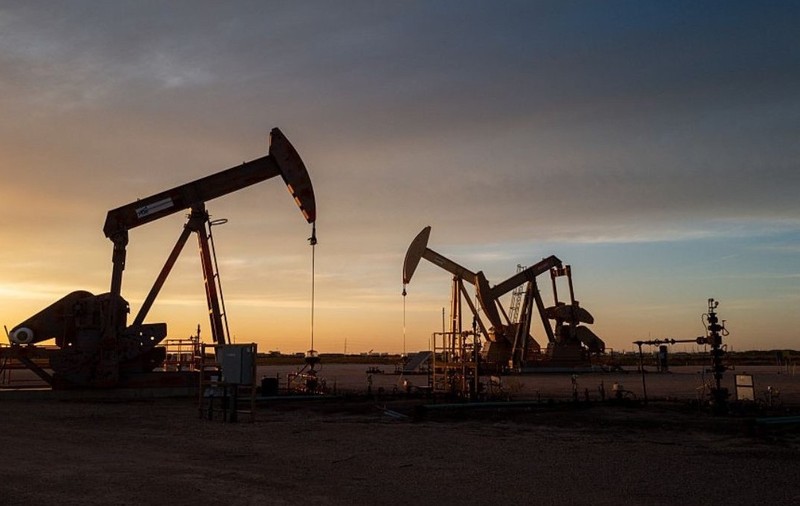  Cricurile pompelor sunt văzute la apusul soarelui pe 16 martie 2026 în Midland, Texas.Sursă foto: Getty Images.