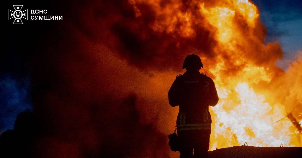 Imagine cu un pompier ucrainean care se află în fața unui incendiu