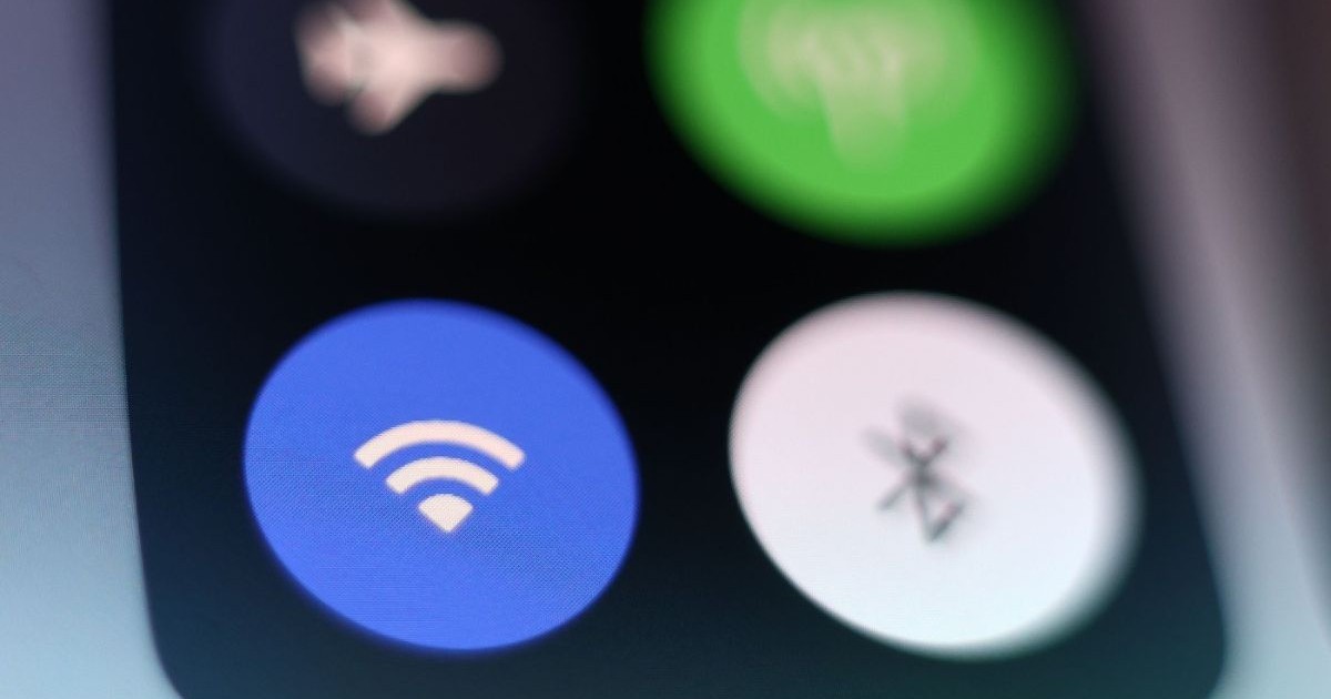Imagine apropiată cu setările unui iPhone care arată butoanele de Wi-Fi, Bluetooth și date mobile