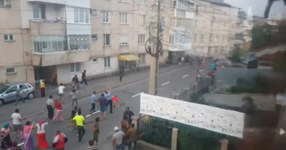 Bătaie cu bâte și topoare la Tg. Neamț. Două clanuri de rromi s-au răfuit în plină stradă