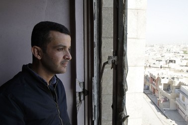 Omar Dirar Abdallah, privind pe fereastra spitalului din Mosul, locul de unde, în urmă cu 5 ani, a fost martor la înființarea grupării Stat Islamic