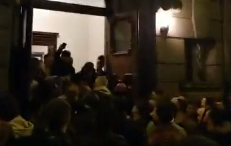VIDEO/ Mai mulți români, implicați într-un scandal în Anglia, în noaptea de Înviere. Incidentul a avut loc în fața unei biserici