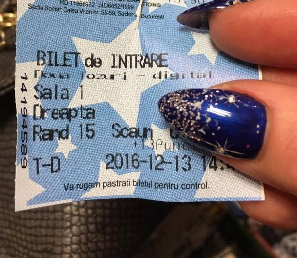 Oana Lis arată biletul care demonstrează că a fost la filmul "Două Lozuri"