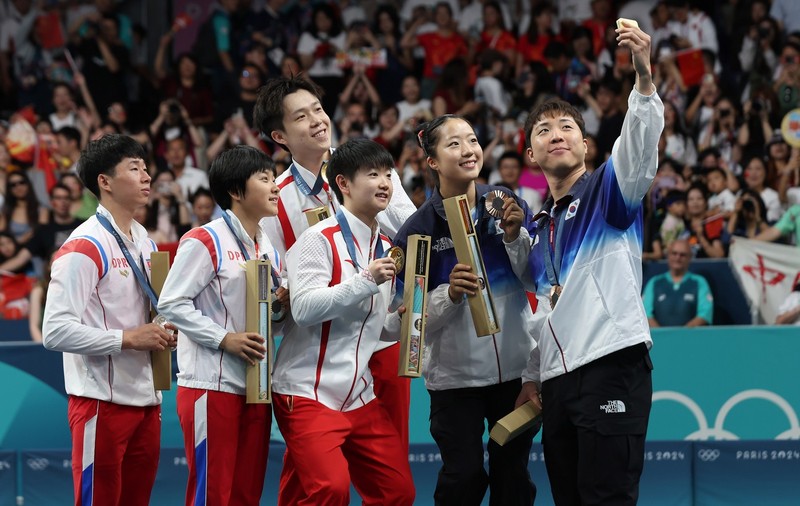 Sportivii nord-coreeni de tenis de masă care şi-au făcut un selfie cu sud-coreenii la JO 2024 sunt anchetați pentru „contaminare ideologică”