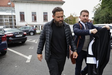 Poliţistul Vlad Roşca, alături de avocatul său, Andrei Bădărău. Sursa foto: Vlad Chirea