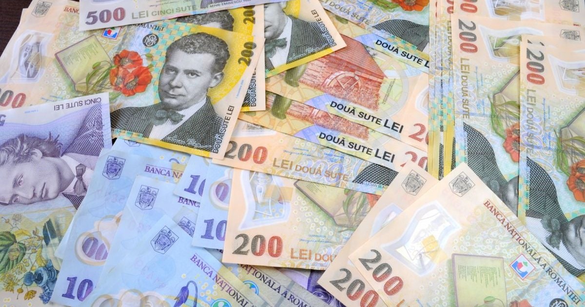 Bancnote de lei românești, de toate valorile, împrăștiate, una peste alta