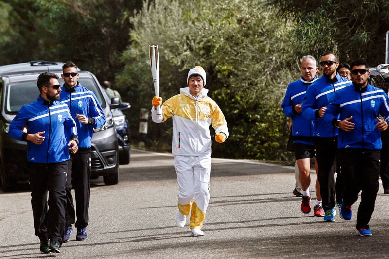 epa06285834 Former South Korean soccer player Park Ji-sung (C) runs with the Olympic torch during the Lighting Ceremony of the Olympic Flame for the PyeongChang 2018 Winter Olympic Games at the Hera Temple in Ancient Olympia, Greece, 24 October 2017. The flame will make a 2,018km journey through South Korea starting on 01 November 2017. The PyeongChang 2018 Winter Olympics will be held from 09 until 25 February 2018. EPA-EFE/YANNIS KOLESIDIS