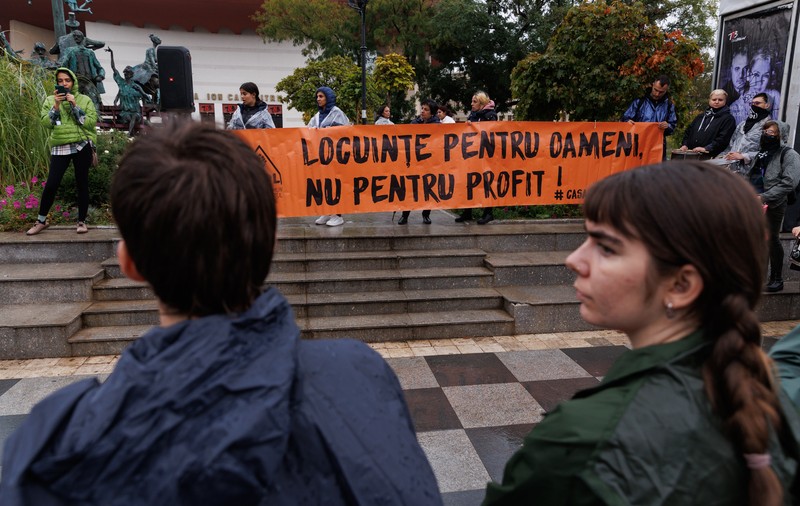 Protestul oamenilor care luptă pentru dreptul de a avea un acoperiș deasupra capului: „În ziua de azi, locuințele reprezintă doar un interes economic pentru mafia imobiliară”