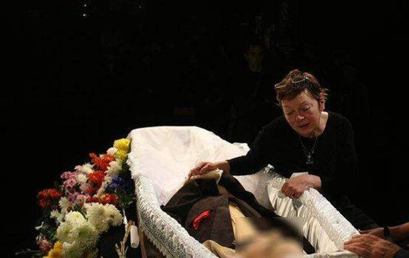 Anca Pandrea, la un pas să lovească un cioclu la plecarea cortegiului funerar de la Teatrul de Comedie! Află motivul!