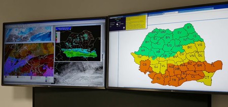 Cum vor afecta România schimbările climatice din lume. Soare puternic, pe fondul unui cer senin, Hărți meteo, pe două monitoare de la ANM