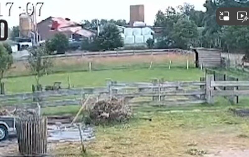 Un avion de mici dimensiuni, aterizare de urgență în baloții de fân din hambarul unei ferme, în Olanda | VIDEO