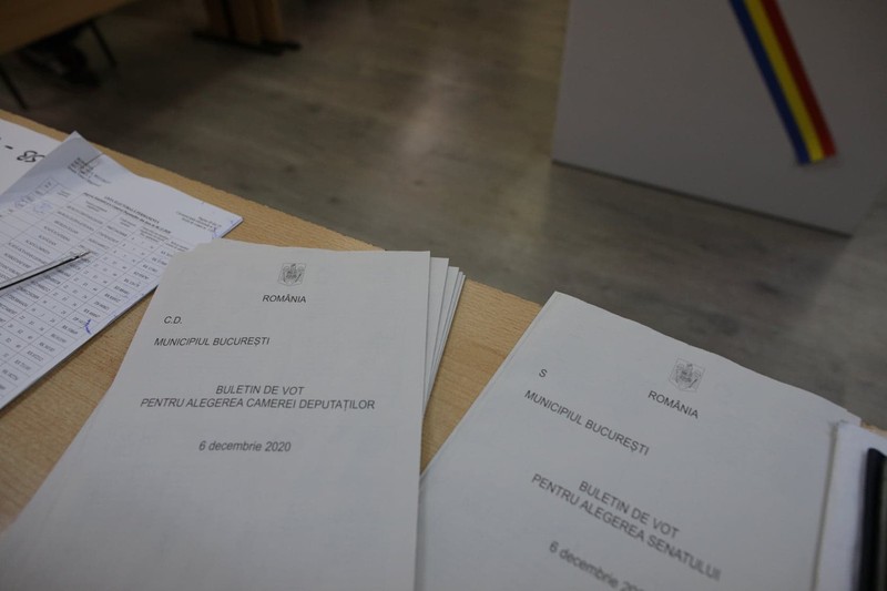 Cele două buletine de vot pentru alegerile parlamentare 2020 | Foto: Vlad Chirea / Libertatea