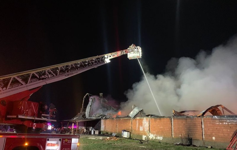 Incendiu la o hală de depozitare din Timiș. O persoană a fost găsită decedată în interior