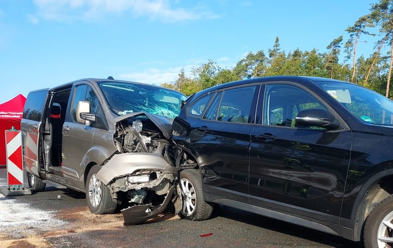13 răniți, doi grav, într-un accident cu un microbuz care venea în România și un BMW, în Germania. Sistemul eCall a alertat salvatorii
