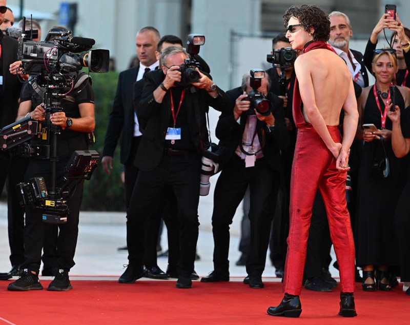 Timothée Chalamet, cu spatele gol la Festivalul de Film de la Veneția. Tânărul actor a ales și la acest eveniment o ținută excentrică