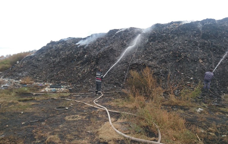 UPDATE: Flăcări şi fum și la rampa de gunoi a municipiului Tecuci, după incendiile de la depozitele de deșeuri din Cluj și Brașov