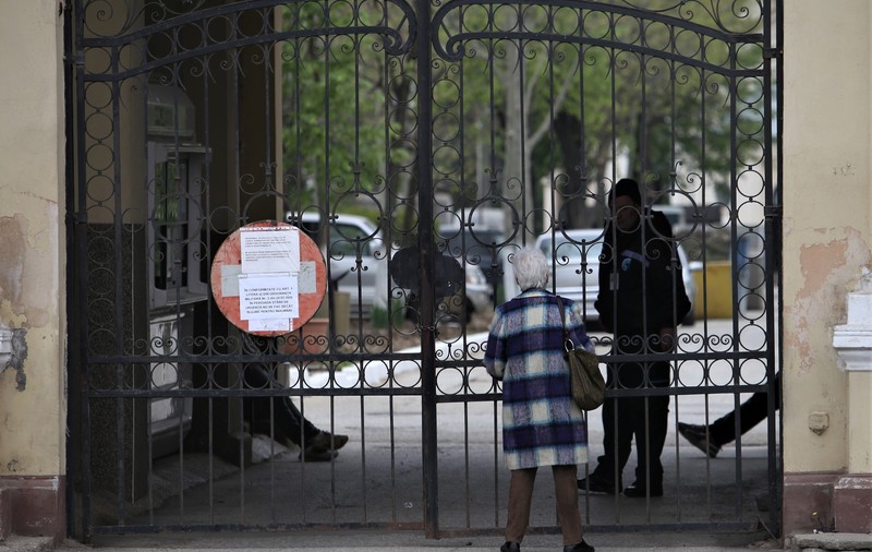 Joia Mare, fără candele aprinse. Oamenii privesc prin gardul cimitirelor, cu lumânări în mână și se întorc acasă: „Ne-au arestat morții”