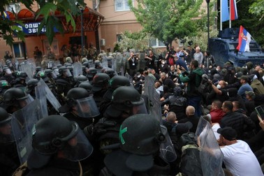 Forțele de ordine din Kosovo securizează accesul la o clădire municipală din Zvecan în timpul unui protest față de instalarea etnicilor albanezi în pozițiile de primari, 29 mai 2023. Foto: Hepta