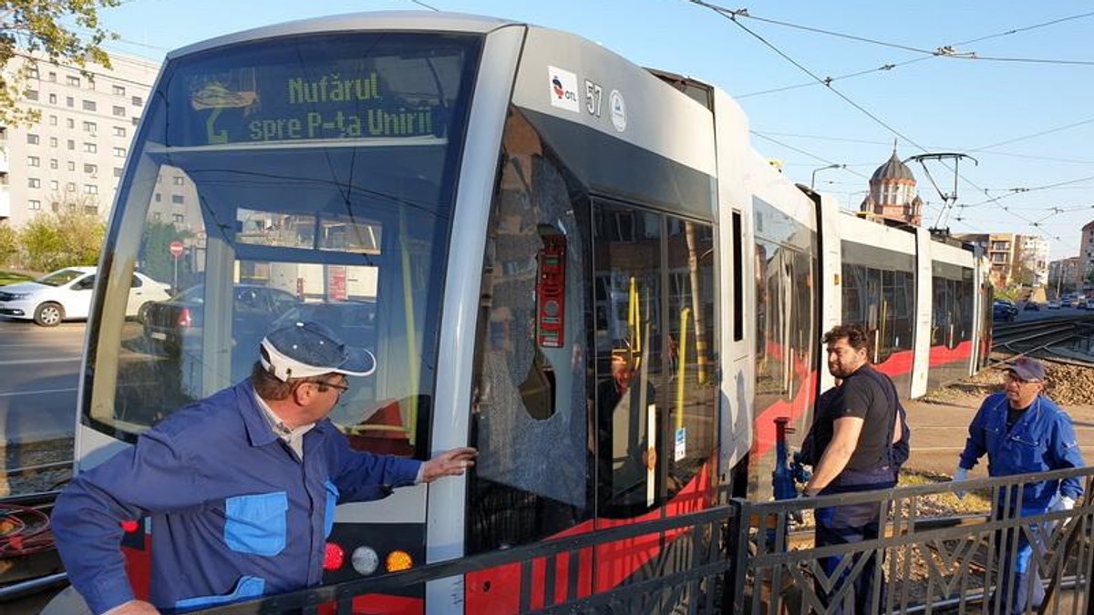 Un tramvai a deraiat în Oradea. Câțiva pasageri au fost răniți ușor