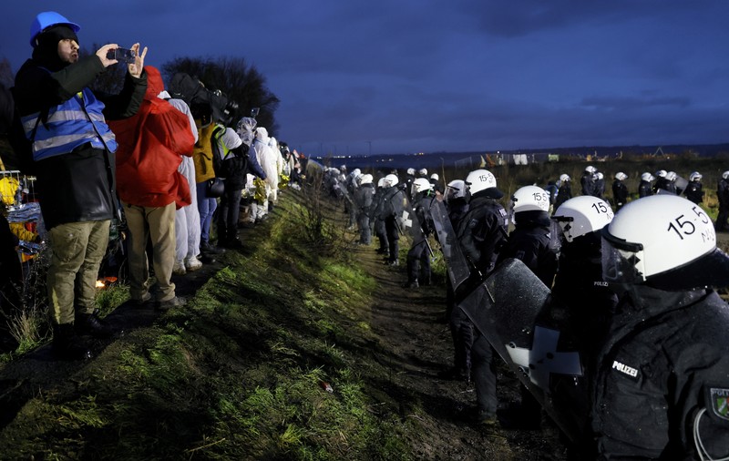 Confruntări între activiștii climatici care se opun extinderii unei exploatări de lignit și poliția care încearcă să-i evacueze, în Germania