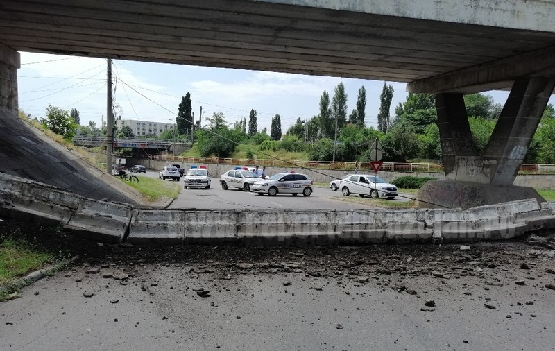 Pod prăbușit în Buzău, vineri dimineață. Nu sunt victime, dar traficul este blocat